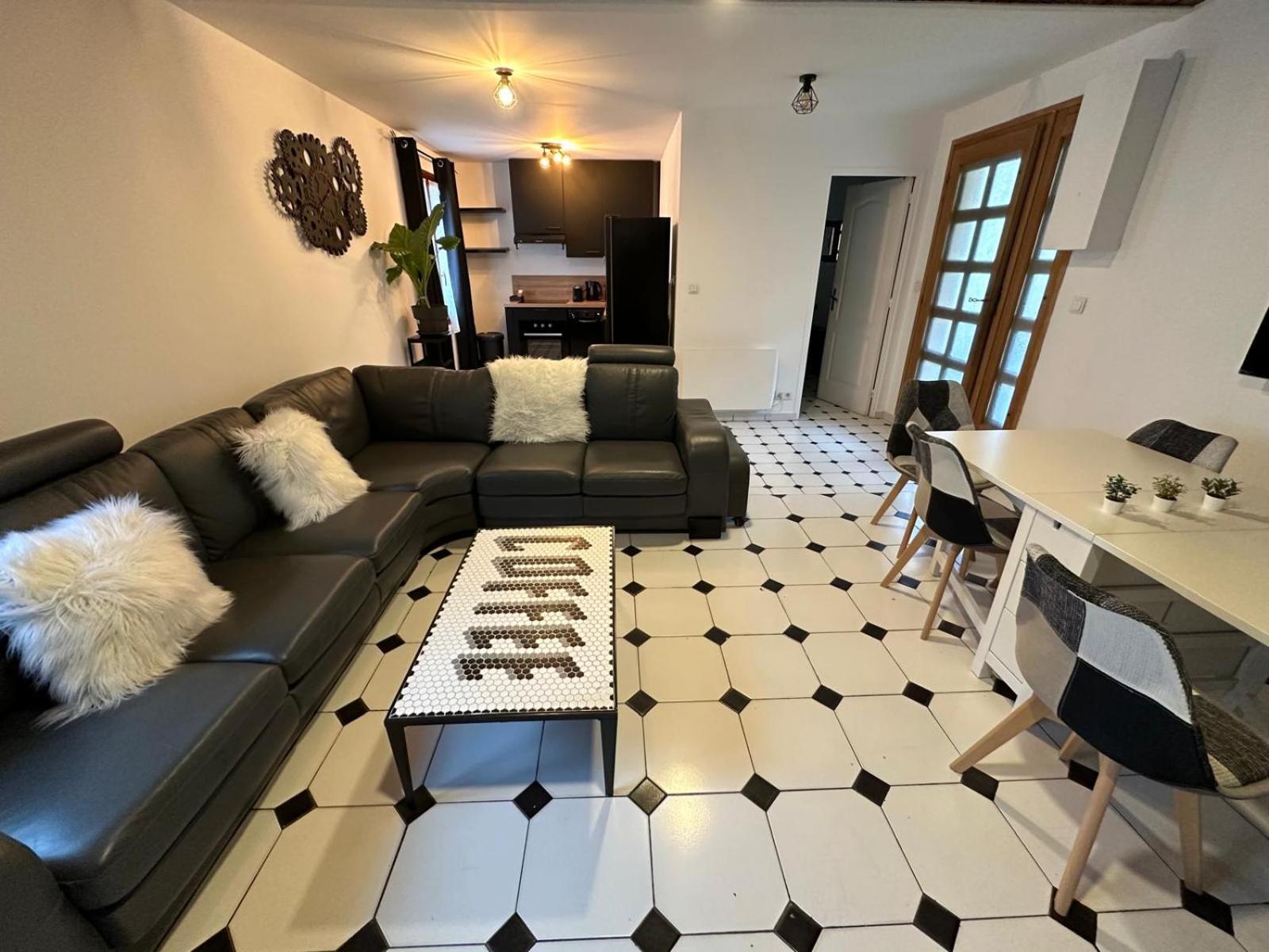 Agreable Appartement Dans Une Maison แซงต์-เดอนี ภายนอก รูปภาพ