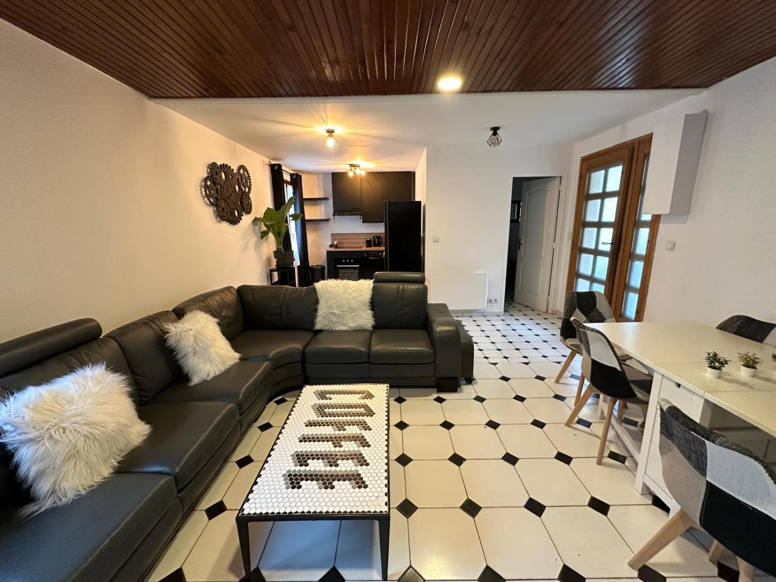 Agreable Appartement Dans Une Maison แซงต์-เดอนี ภายนอก รูปภาพ